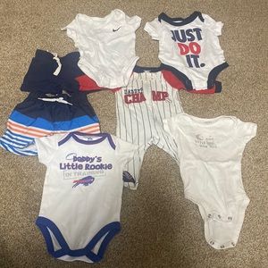 7 pc bundle of newborn clothes (Sizes 0-3 mos)